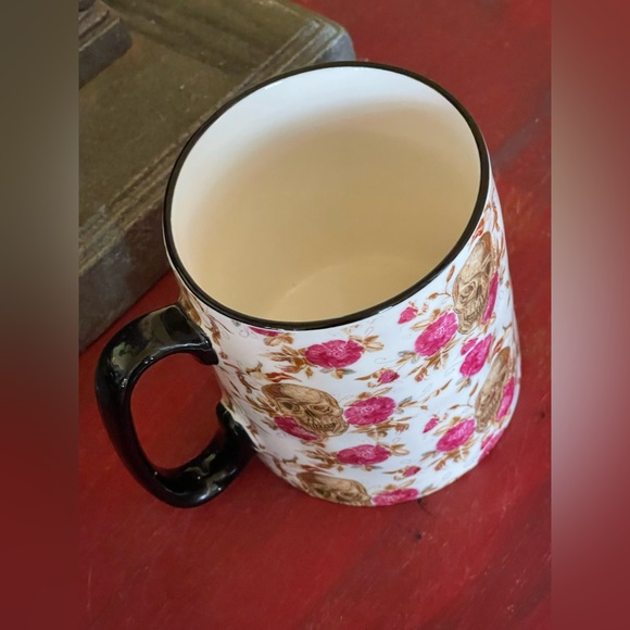 SKULL AND ROSES Halloween Ceramic Mug 🖤💀🌹 - Picture 4 of 5